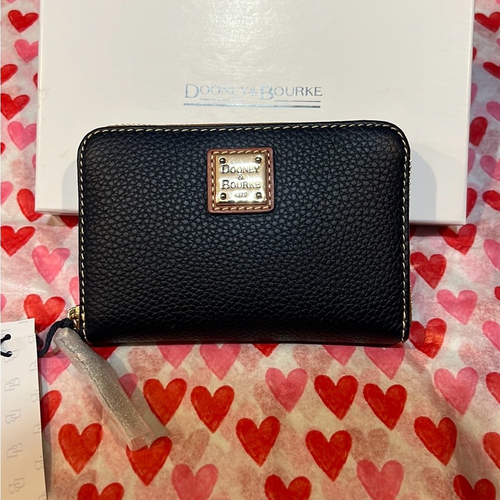 Dooney & Bourke Marine Wallet with Pebbled Leather and Zipper Closure 💯 Auth.